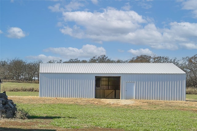 view of pole building featuring a lawn