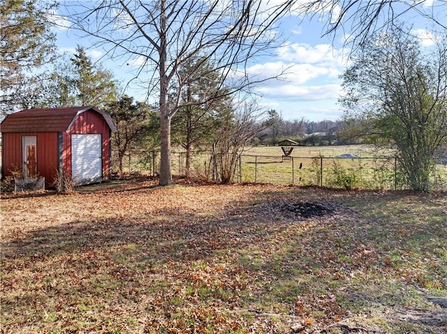 view of yard featuring a rural view and a shed