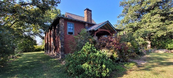 view of side of property featuring a lawn