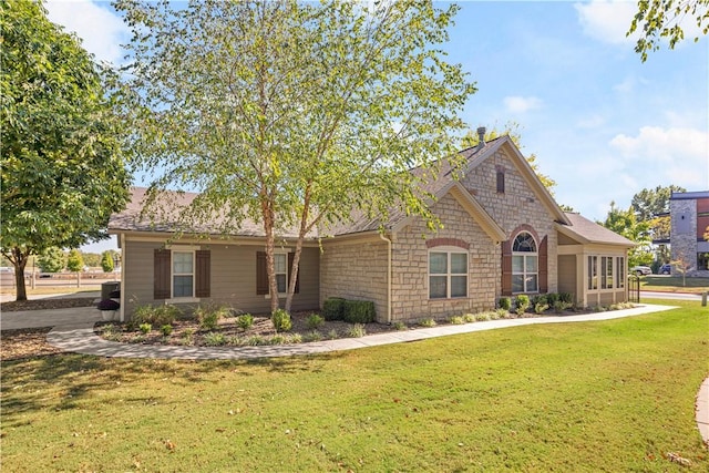 ranch-style house featuring a front yard