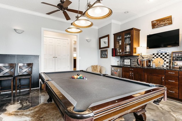 game room with bar area, ceiling fan, crown molding, and pool table