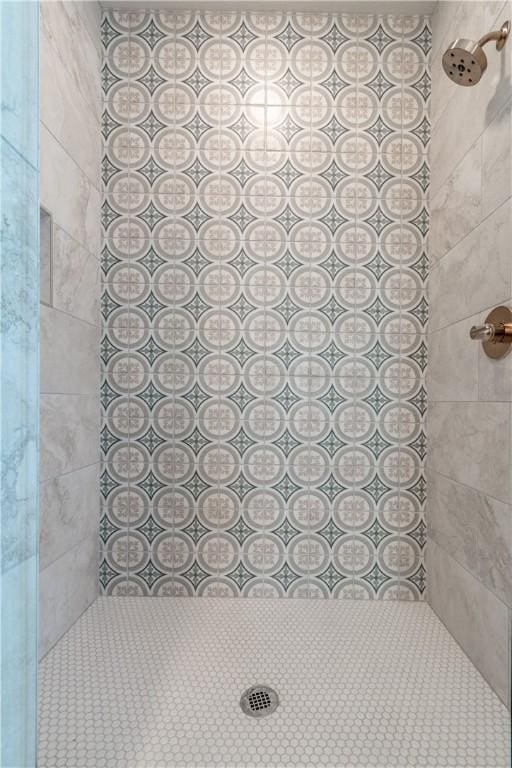 bathroom featuring tiled shower