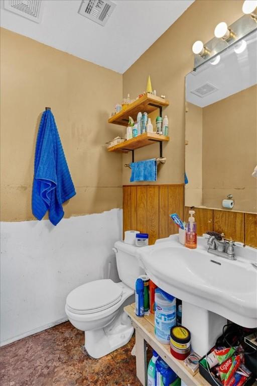 bathroom featuring toilet