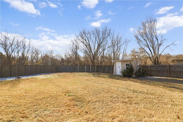 view of yard featuring an outdoor structure