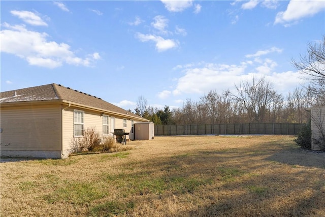 view of yard with a storage shed