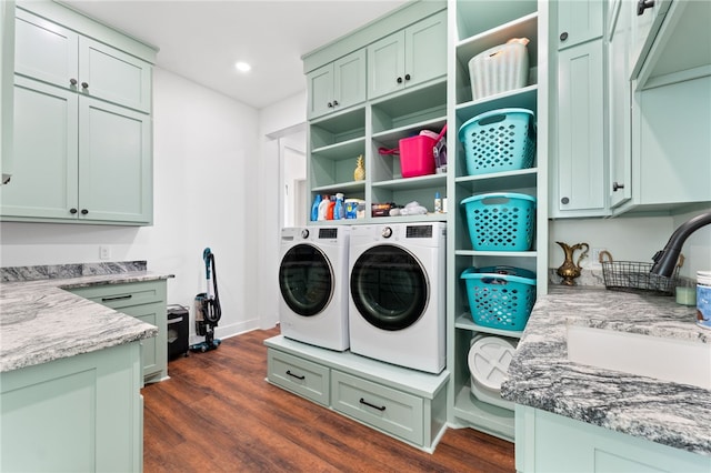 clothes washing area featuring baseboards, recessed lighting, dark wood-style flooring, a sink, and independent washer and dryer