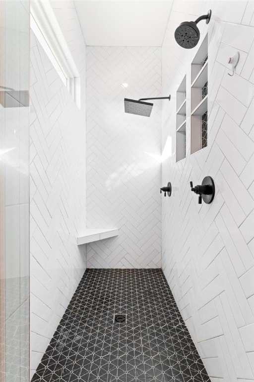 bathroom featuring tiled shower