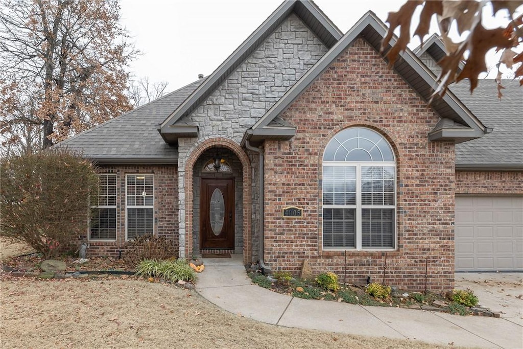 view of front facade featuring a garage