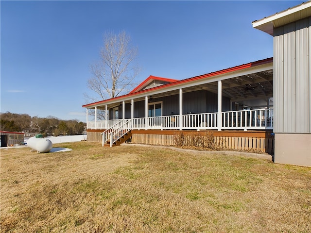 view of front facade featuring covered porch and a front lawn