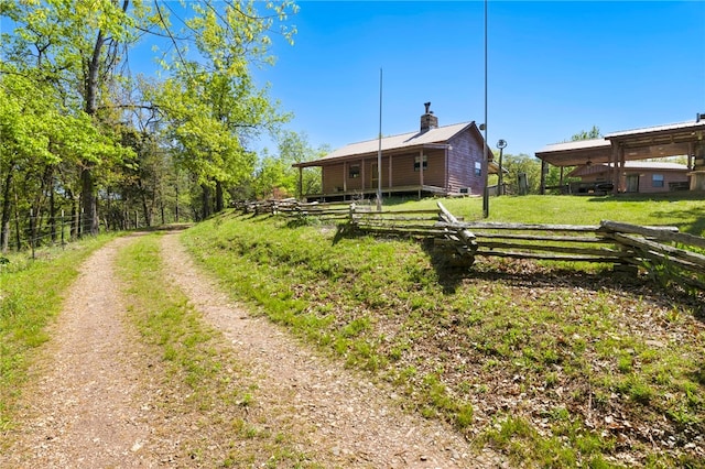 view of yard featuring an outbuilding