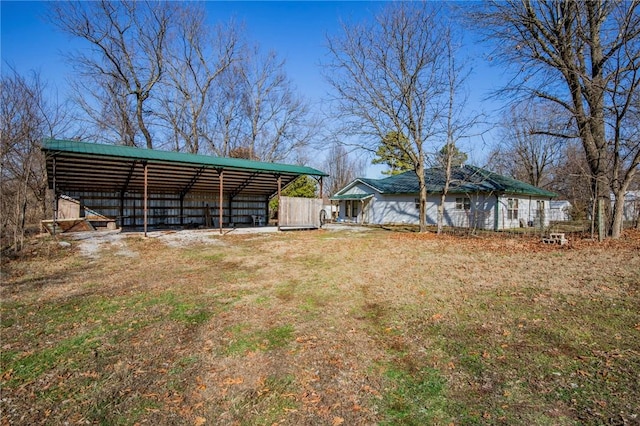 view of yard with an outdoor structure