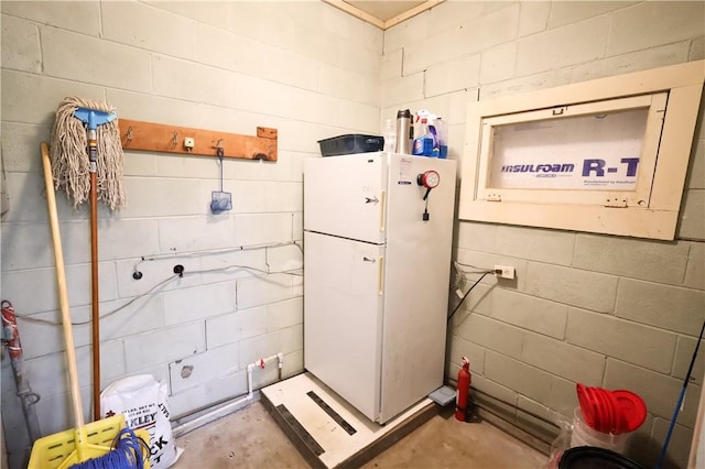 bathroom featuring concrete flooring