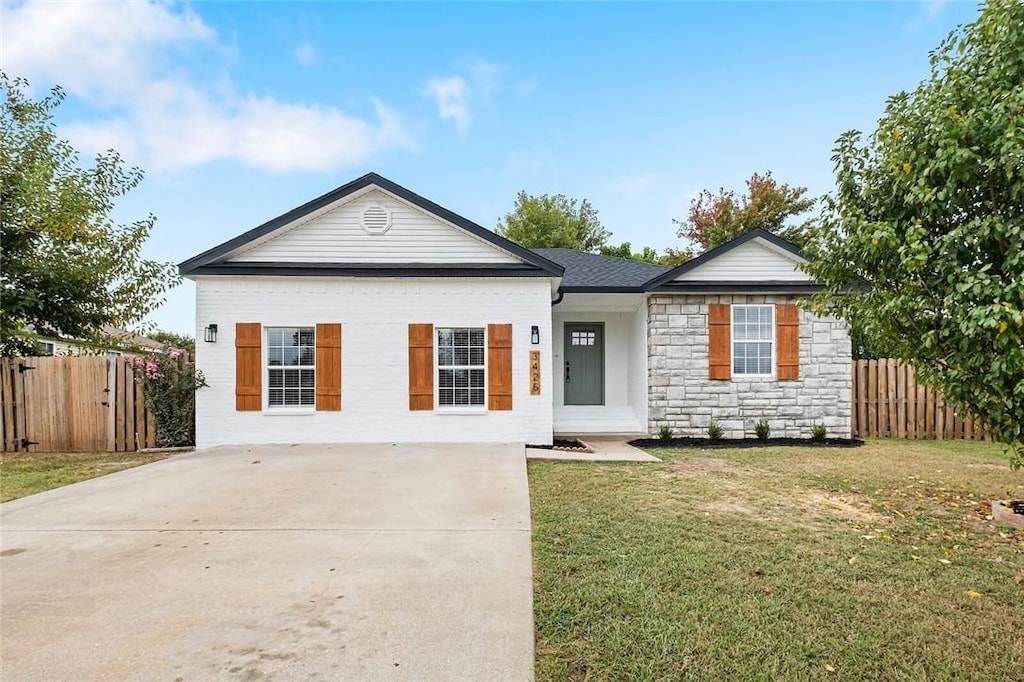 single story home featuring a front lawn