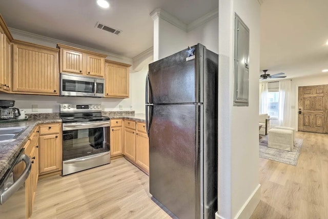 kitchen with sink, ceiling fan, ornamental molding, appliances with stainless steel finishes, and light hardwood / wood-style floors