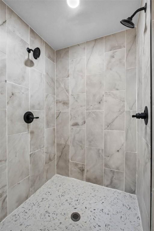 bathroom featuring a tile shower