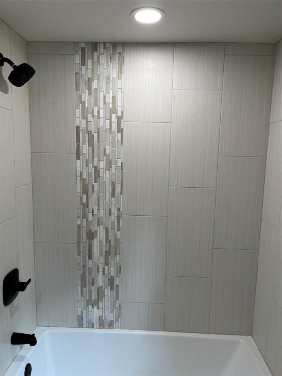 bathroom featuring tiled shower / bath combo