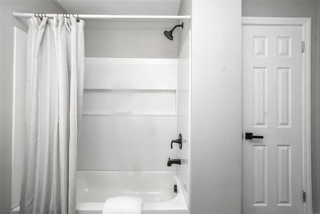 bathroom featuring shower / tub combo