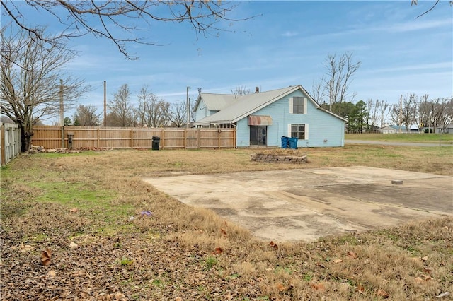 view of yard with a patio area