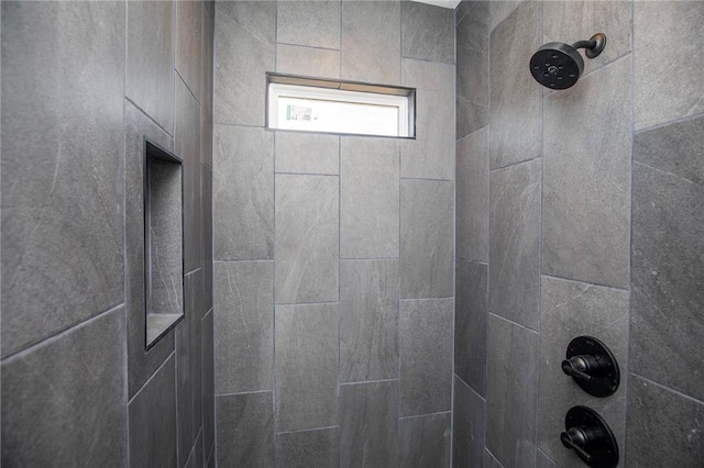 bathroom featuring a tile shower