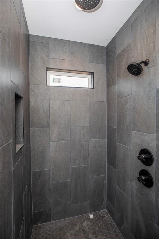 full bath with tiled shower