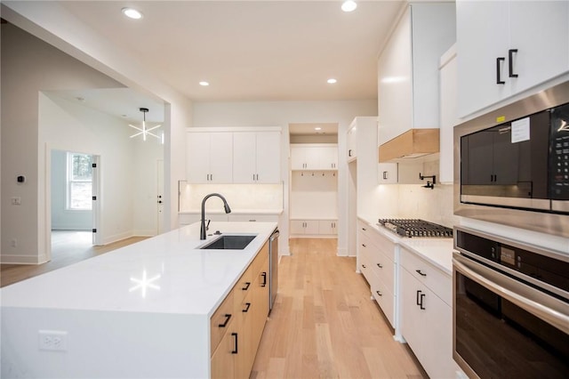 20 Singleton Dr, Bella Vista, AR 72715 - kitchen featuring stainless steel appliances, a sink, light wood-style floors, recessed lighting, and light countertops