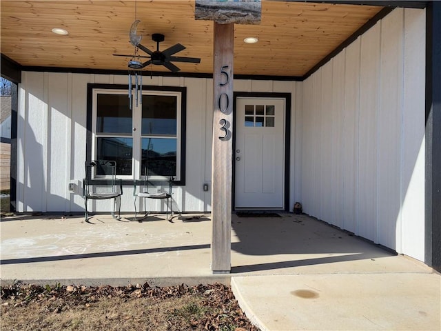 property entrance with ceiling fan and a porch