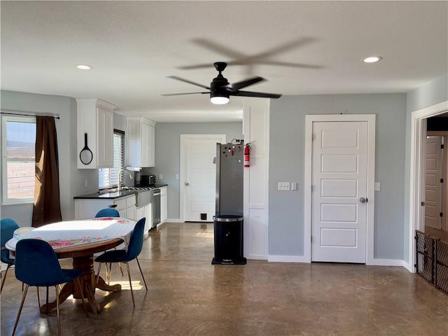 dining space featuring sink, plenty of natural light, and ceiling fan