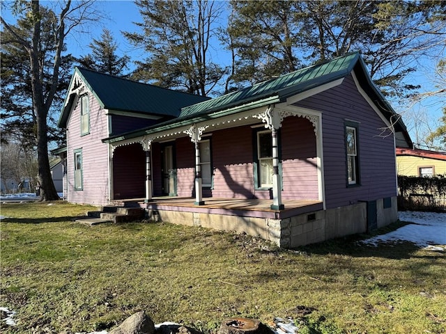 view of front of property with covered porch and a front lawn