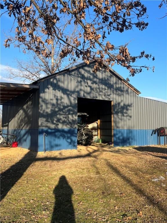 view of outdoor structure featuring a lawn