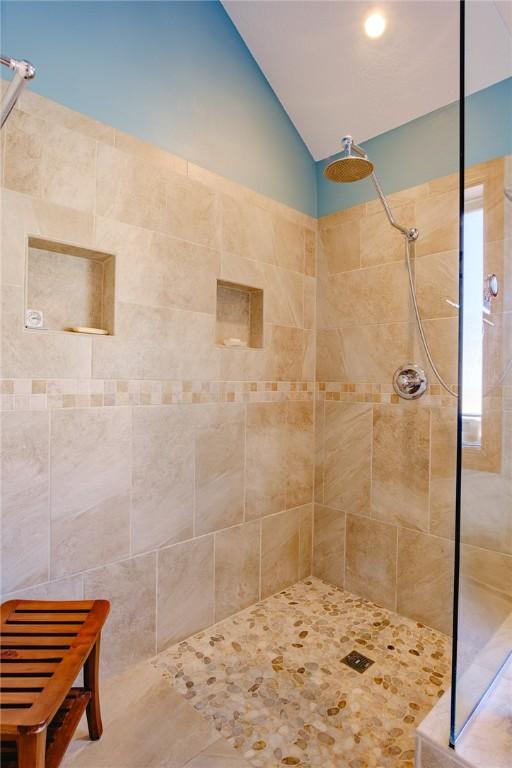 bathroom featuring tiled shower