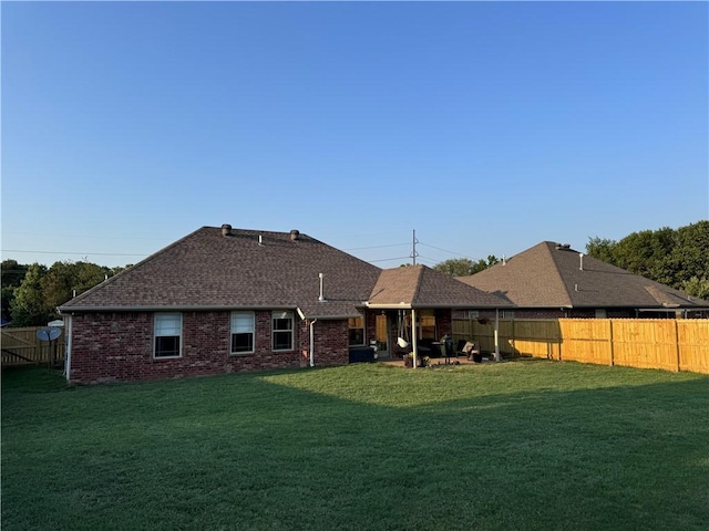 back of house featuring a lawn