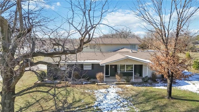 view of front of property featuring a front yard