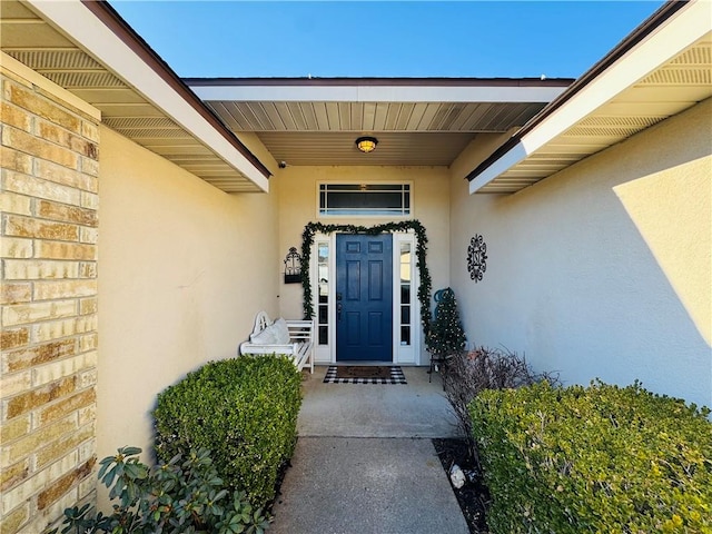 property entrance featuring stucco siding