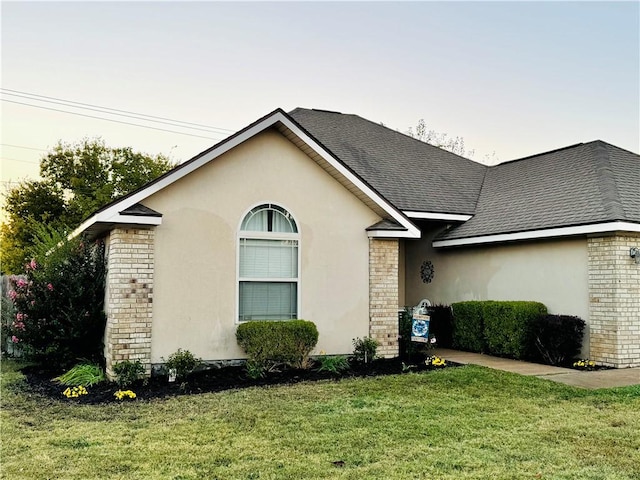 view of front facade with a lawn