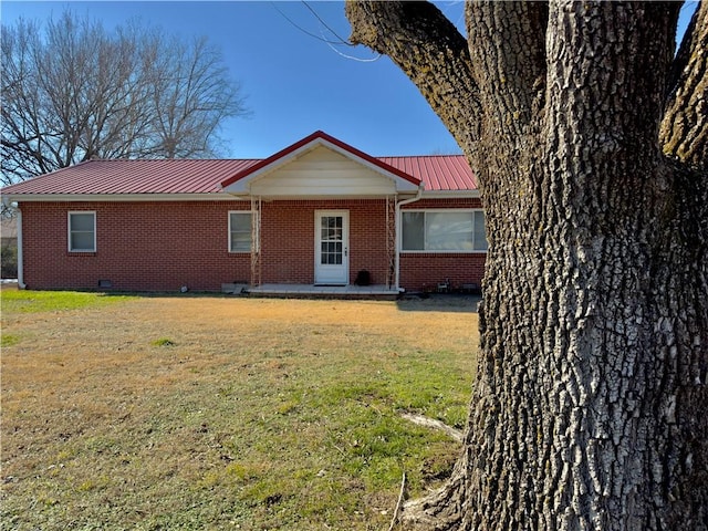 single story home featuring a front lawn