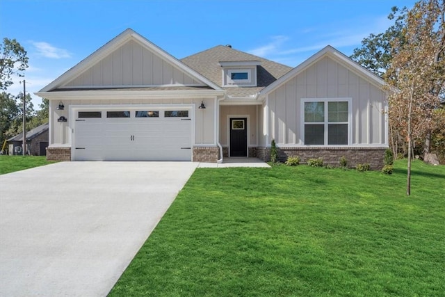 craftsman inspired home with a front lawn and a garage