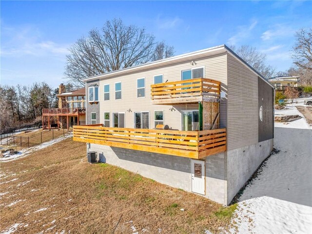 510 Chisholm Trl, Forsyth, MO 65653 - view of front of property featuring a front yard, a deck, central air condition unit, and a balcony
