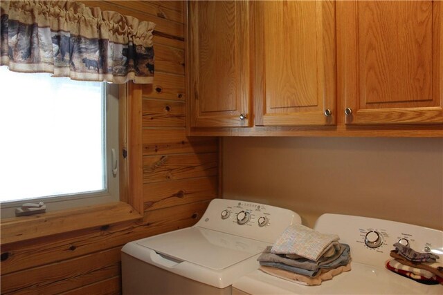 7 Viewpoint Dr, Eureka Springs, AR 72631 - laundry area featuring washing machine and clothes dryer and cabinet space