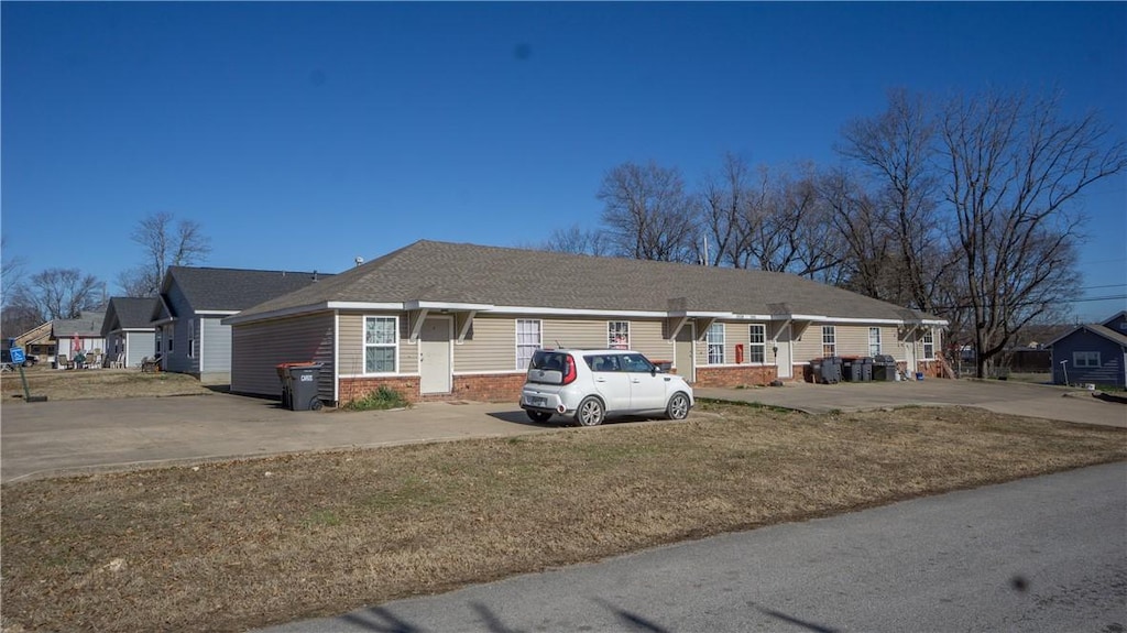 ranch-style home with a front yard