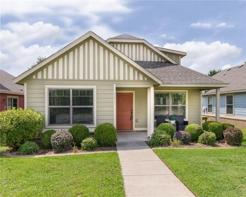 view of front facade with a front yard