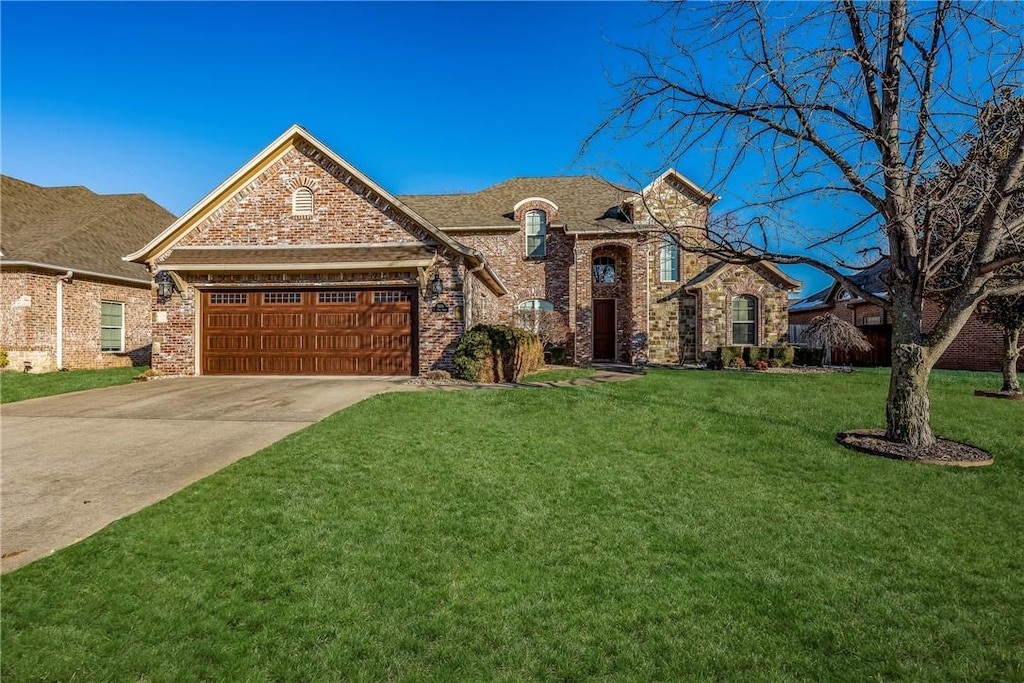 view of front of house featuring a garage and a front yard