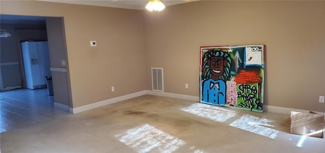 empty room featuring ceiling fan and ornamental molding