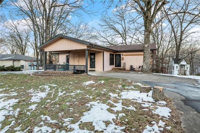 single story home with covered porch