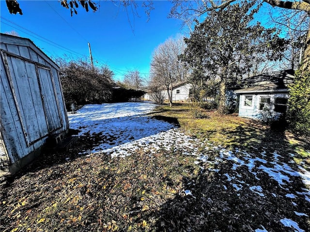 view of yard with an outdoor structure