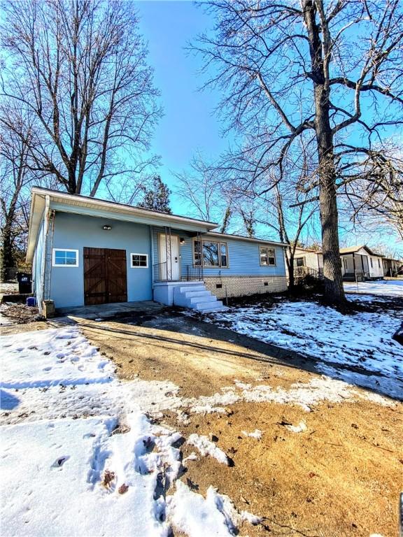 single story home featuring a garage