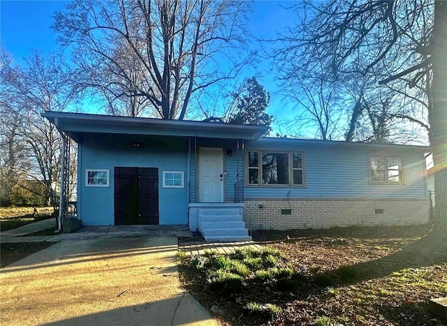 ranch-style home featuring crawl space
