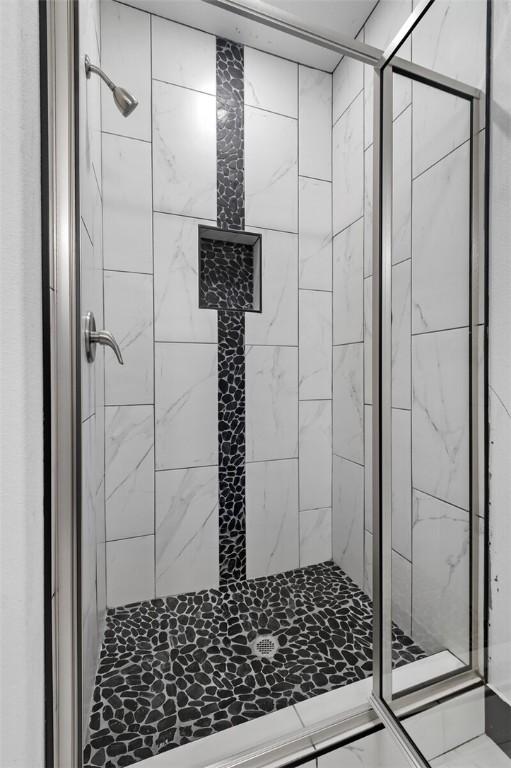 bathroom featuring a tile shower