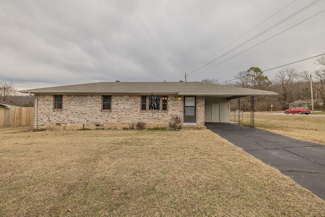 view of front of home featuring a front lawn and a carport