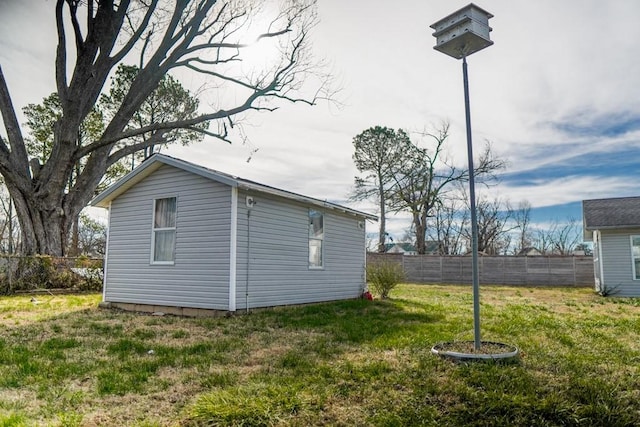 view of yard with an outbuilding