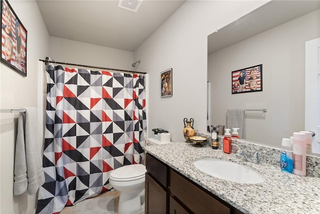 full bath with toilet, a shower with curtain, vanity, and visible vents